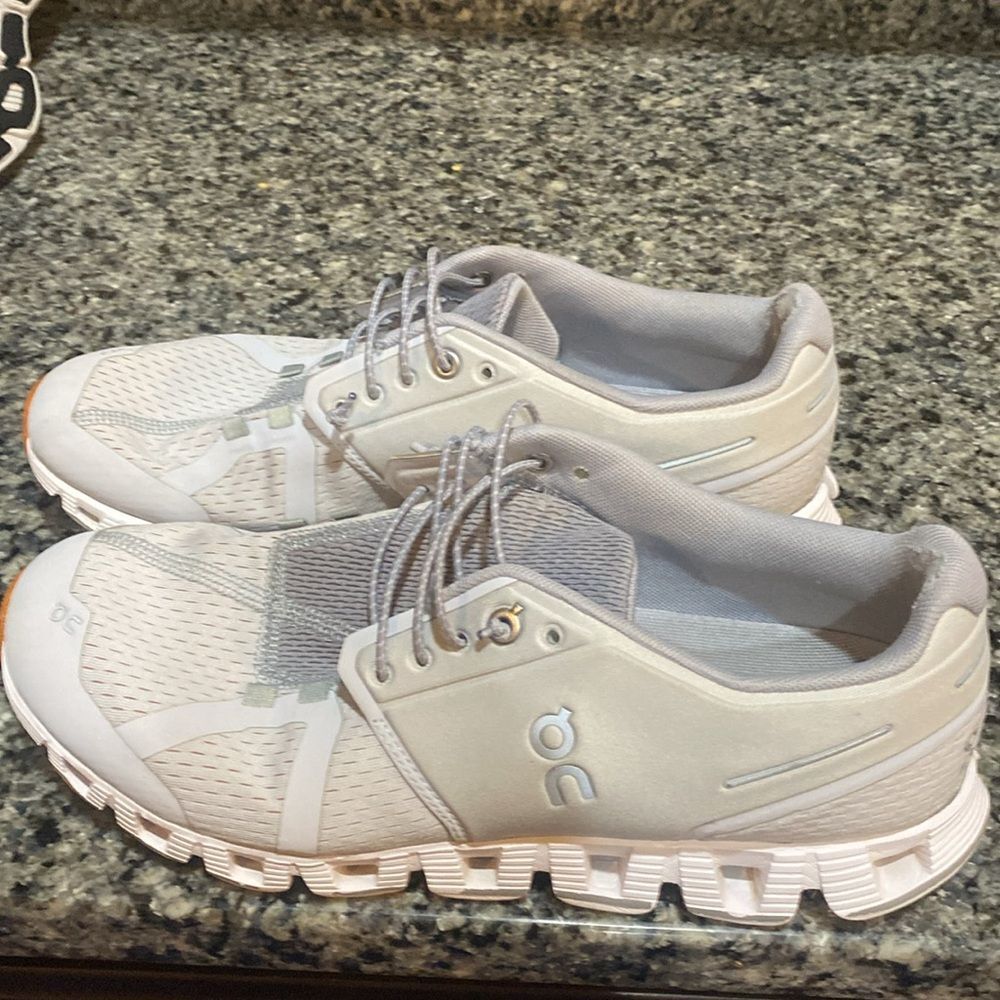 On running cloud 5 all white Women running sneakers Sz 10 - Picture 2 of 4